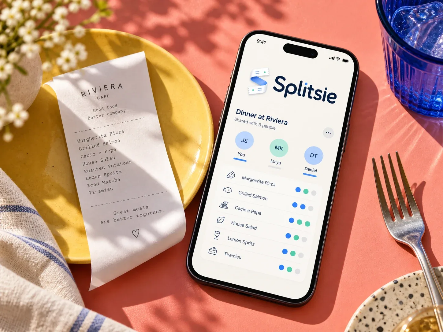 Splitsie-merkbeeld met het logo op een telefoon naast een restaurantbon